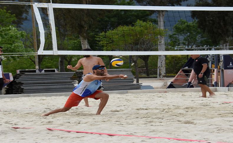 İzmir’de plaj voleybolu zamanı