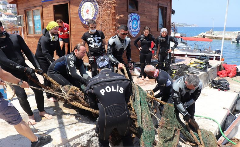 Karaburun’da hayalet ağlar temizlendi