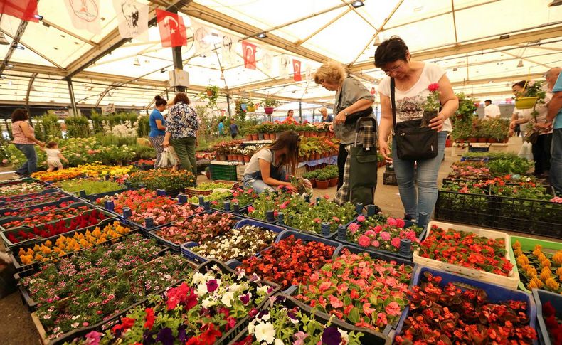 Karşıyaka çiçek pazarı kapılarını ziyaretçilerine açıyor