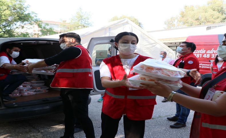 Türk Kızılay Karşıyaka Şubesi 2 bin kişiye iftar yemeği dağıttı