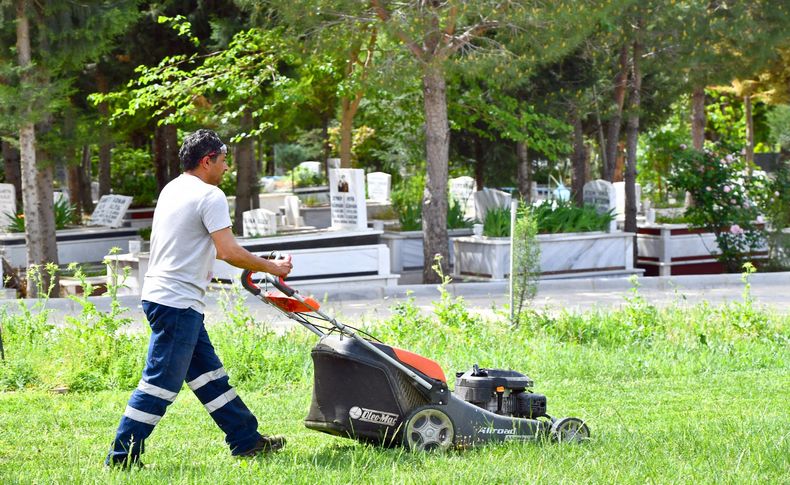 Mezarlıklar bayram sonrasına hazırlanıyor