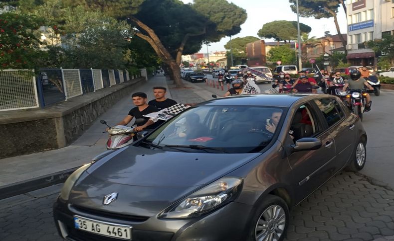 Ödemiş'te Beşiktaş taraftarları şampiyonluk konvoyu oluşturdu