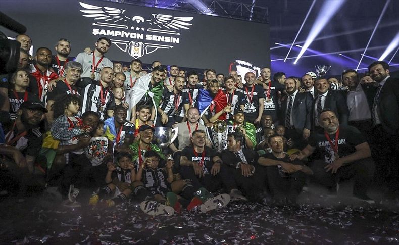 Şampiyon Beşiktaş kupasını kaldırdı!