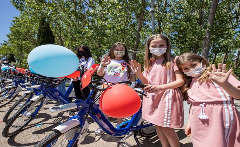 Türkiye’de ilk kez İzmir’de çocuk bisikletleri projesi hayata geçti