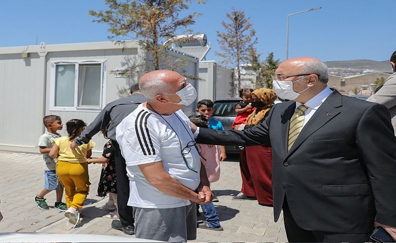 Vali Köşger konteyner kentteki depremzedelerle bayramlaştı