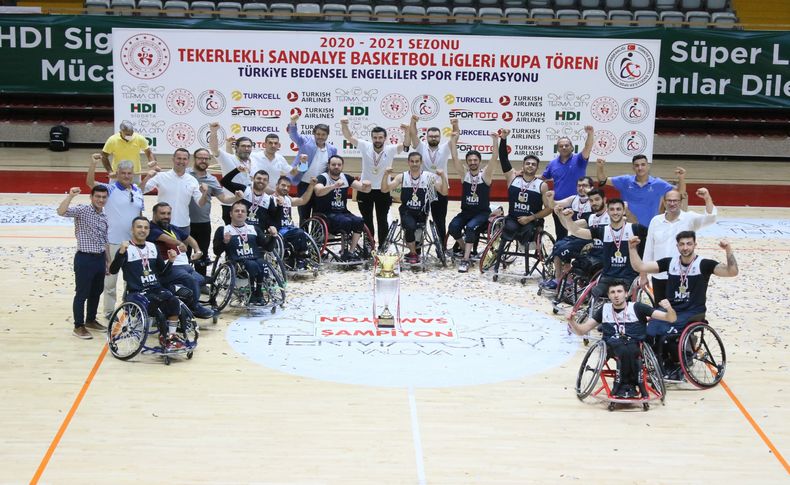 17 yıl sonra kupa yeniden İzmir’e geldi: İzmir’in Aslanları şampiyon