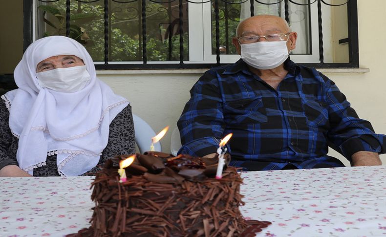 90 yaşındaki çiftin 67. evlilik yıl dönümünü kutladı