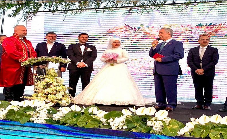 AK Partili vekillerden düğünde Bülent Arınç tepkisi