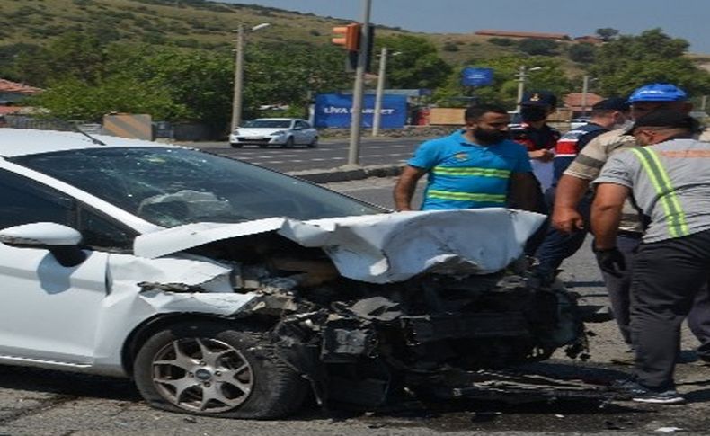 Aliağa'da iki ayrı trafik kazasında toplam 9 kişi yaralandı