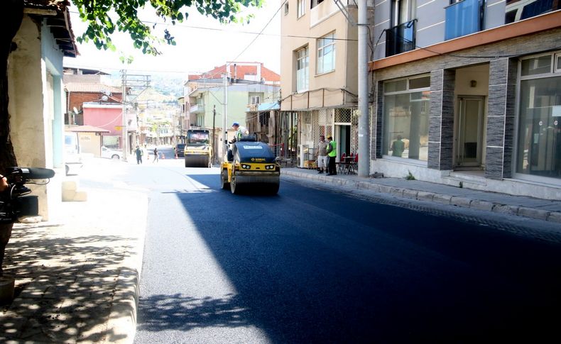 Bayraklı'nın 24 mahallesinde asfaltlama seferberliği sürüyor
