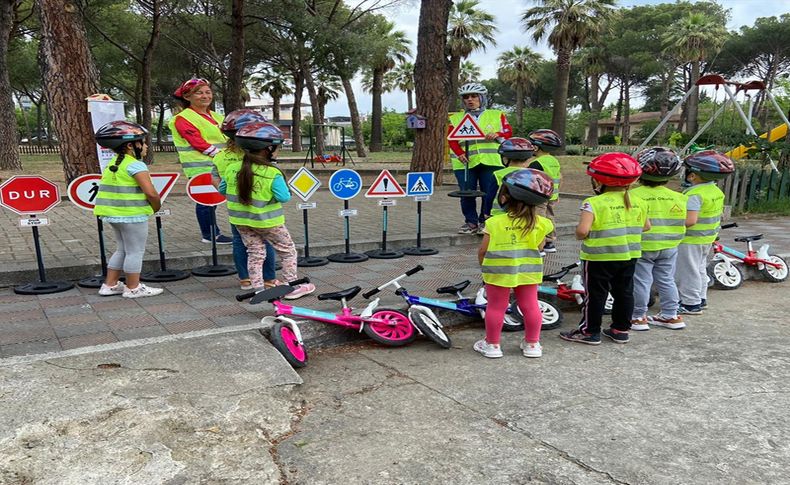 Bergama'da çocuklara bisiklet ve trafik eğitimi verildi