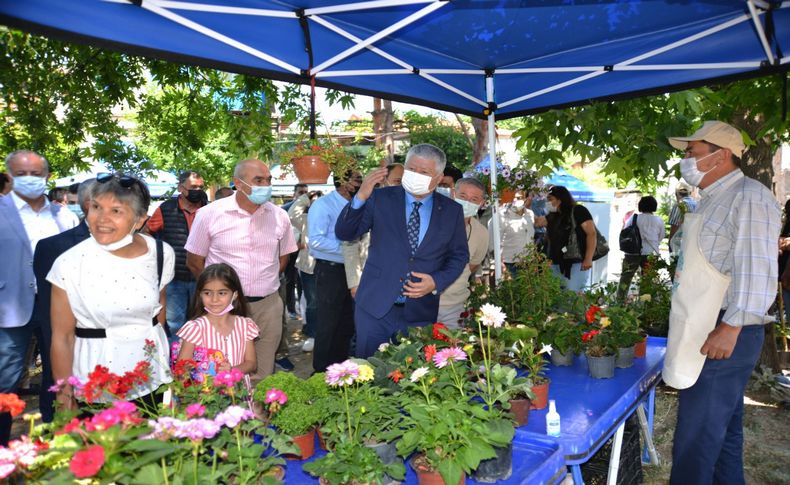 Bergama üretici pazarı açıldı