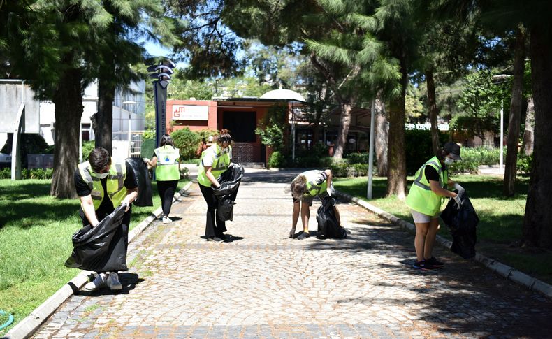 Bornovalı öğrencilerden temizlik hareketi