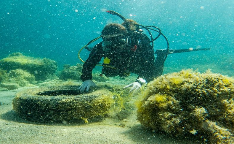 Çeşme'nin 'Cennet koyunda' dip bucak temizlik