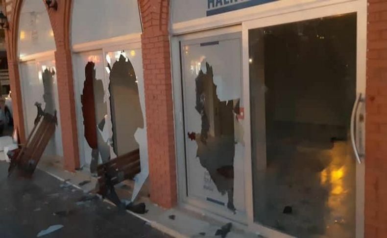 Çeşme'de zabıta ofisi ve araçlarına taşlı saldırı
