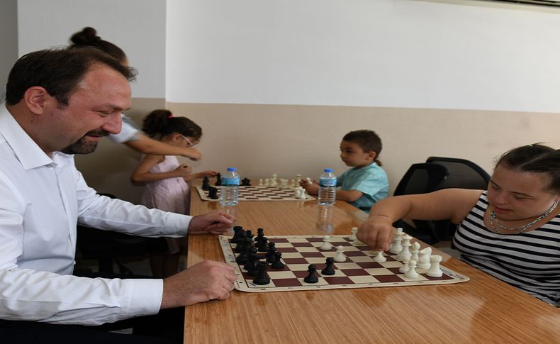 Çiğli Belediyesi’nden çocuklara satranç takımı