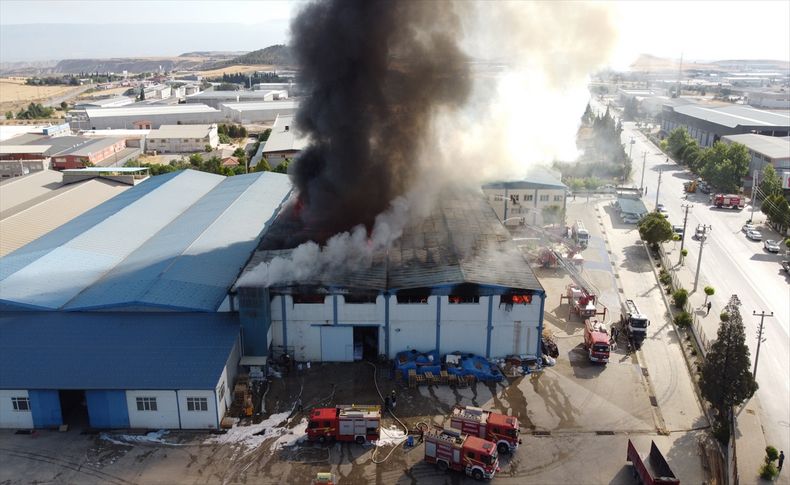 Denizli'de tekstil fabrikası alev alev yandı