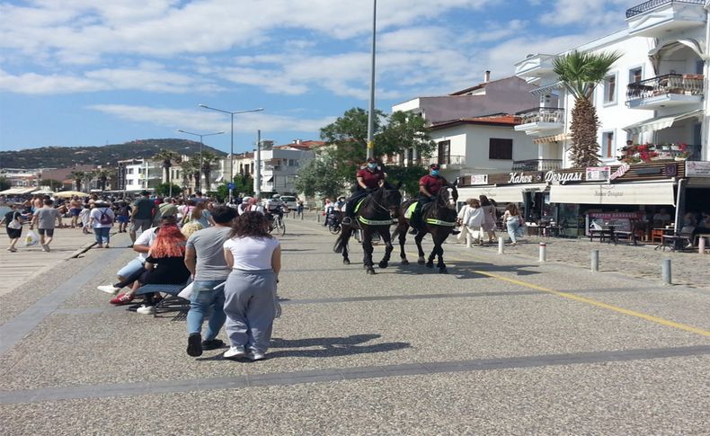 Foça'da atlı polisler