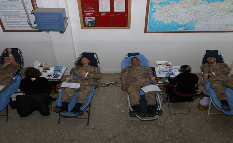 Foça'daki jandarma komandolardan Kızılay'a kan bağışı