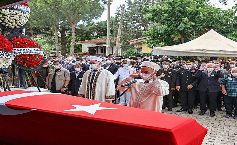 İzmir şehidine veda etti