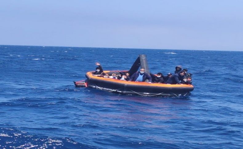 İzmir açıklarında 74 kaçak göçmen kurtarıldı