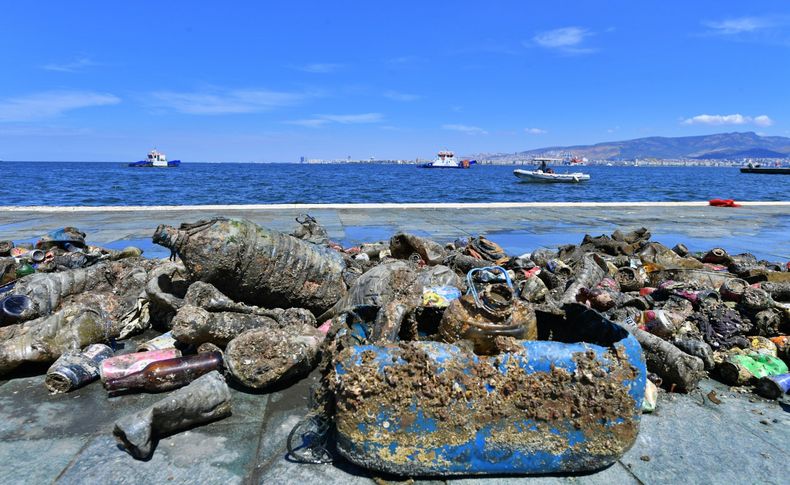 İzmir Büyükşehir Belediyesi dalgıçları Körfez’de dip temizliği yaptı