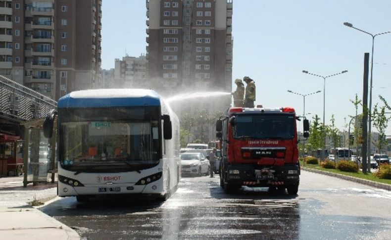 İzmir'de elektrikli otobüs alev alev yandı