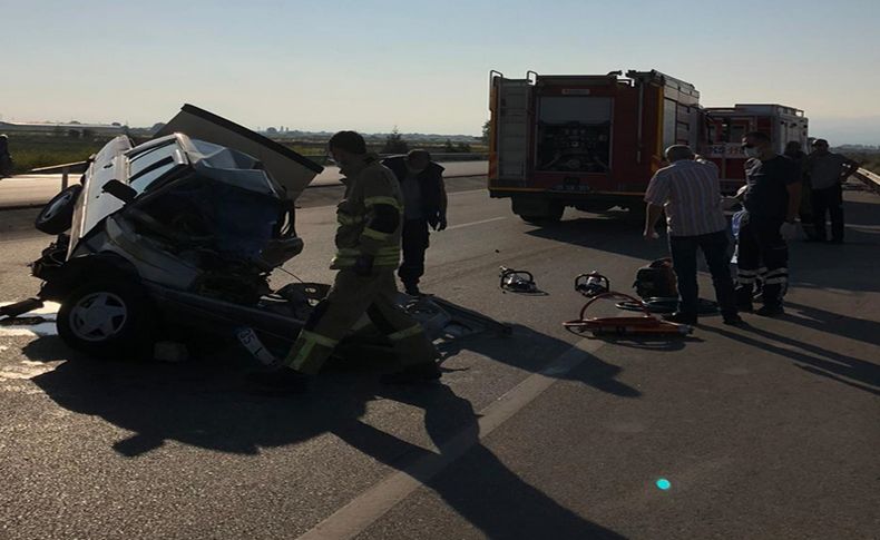 İzmir'de iki otomobil çarpıştı: 1 ölü, 2 yaralı