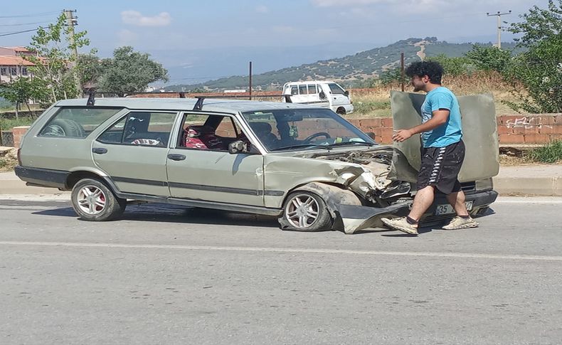 İzmir'de iki otomobil çarpıştı: 1 yaralı