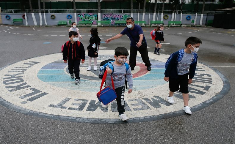 İzmir'de ilkokul öğrencileri yüz yüze eğitimin başlamasıyla okullarına kavuştu