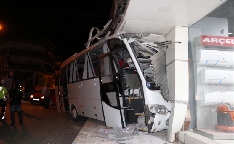 İzmir'de işçi servisi beyaz eşya mağazasına çarptı: 12 yaralı