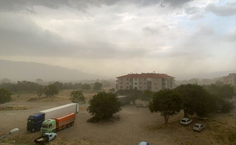 İzmir'de kısa süreli fırtına hayatı olumsuz etkiledi