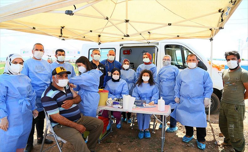 İzmir'de mevsimlik tarım işçilerine koronavirüs aşısı yapıldı