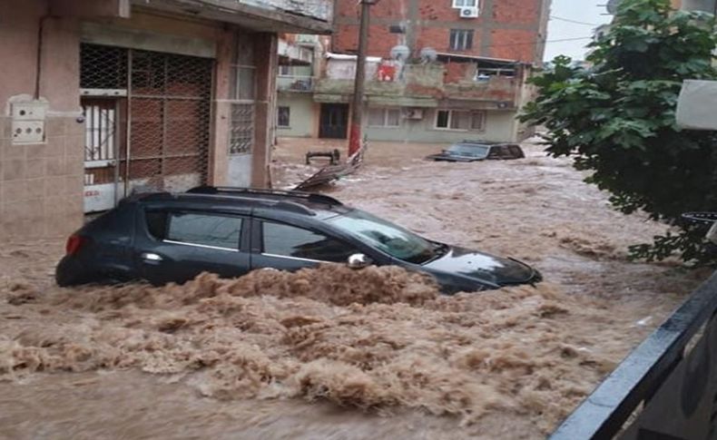 İzmir'de sağanak su baskınlarına neden oldu