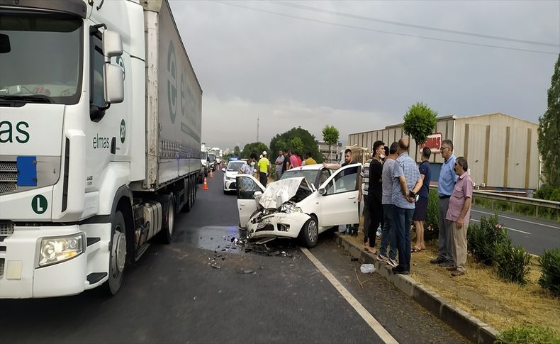 İzmir’de otomobil iş makinesine çarptı: 1 ölü, 1 yaralı