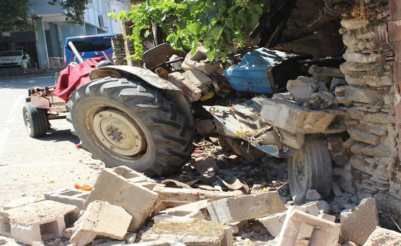 Kontrolden çıkan traktör evin bahçe duvarını yıktı