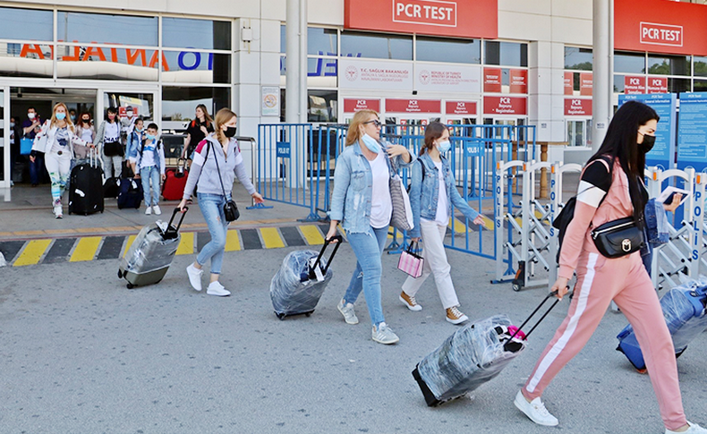 Rusya'dan ilk turist kafilesi Antalya'ya geldi!
