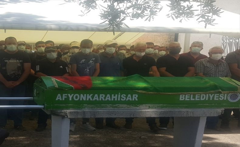 Trafik kazasında ölen matematik öğretmeni, İzmir'de defnedildi