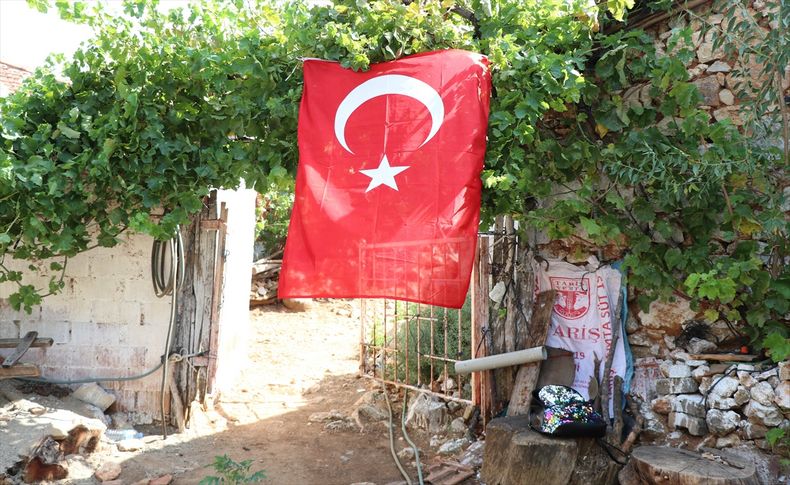 Antalya'daki yangında şehit olan orman işçisinin babaevi Türk bayraklarıyla donatıldı