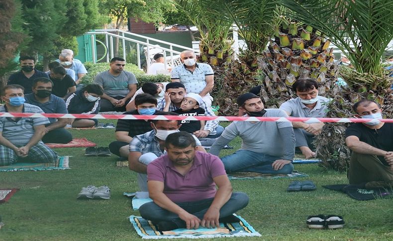 Bayram namazı Covid tedbirleriyle kılındı