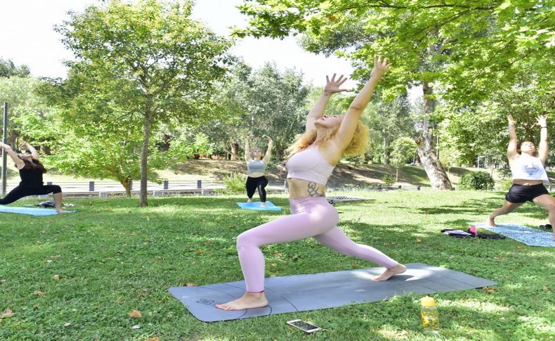 Bornovalı kadınlar yoga ile zinde kalıyor