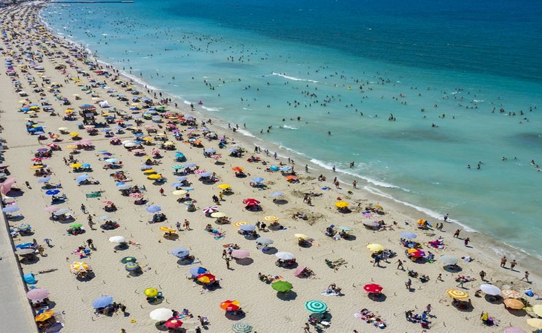 Çeşme'de nüfus 1 milyonu aştı; plajlardaki kalabalık havadan görüntülendi