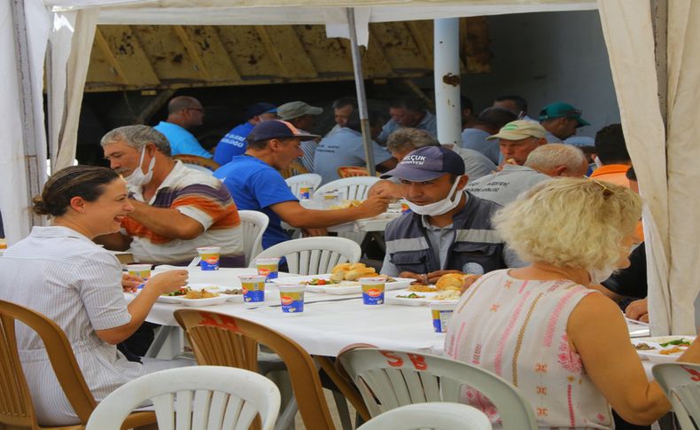 Efes Selçuk Belediye personeli bayram yemeğinde bir araya geldi