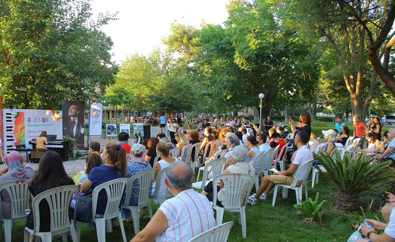 Efes Selçuk'lu çocuklardan 'doğadan ezgiler' piyano dinletisi