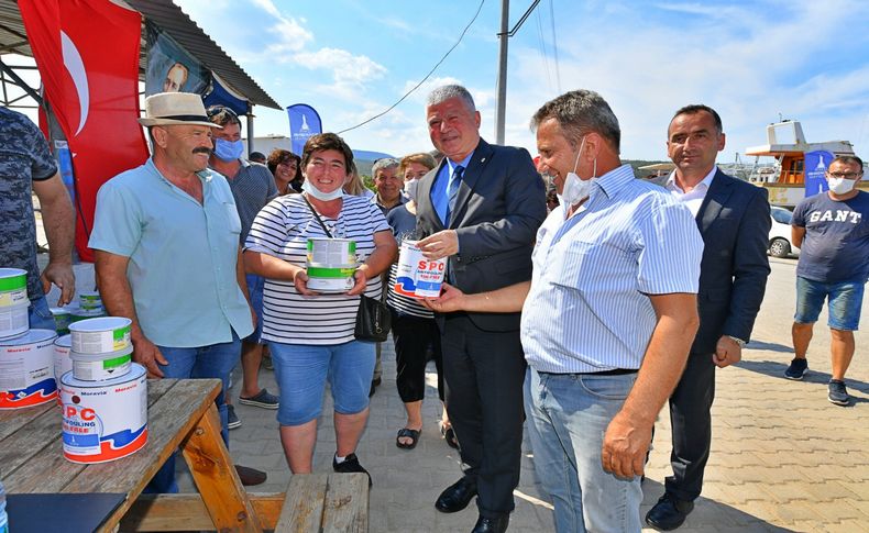 İzmir Büyükşehir Belediyesi’nden Türkiye'de bir ilk: Balıkçılara boya ve macun desteği