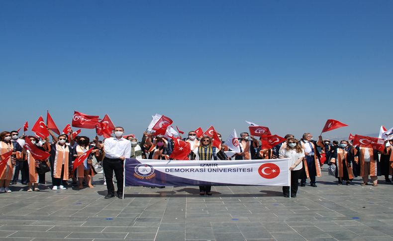 İzmir'de 15 Temmuz Demokrasi Yürüyüşü düzenlendi