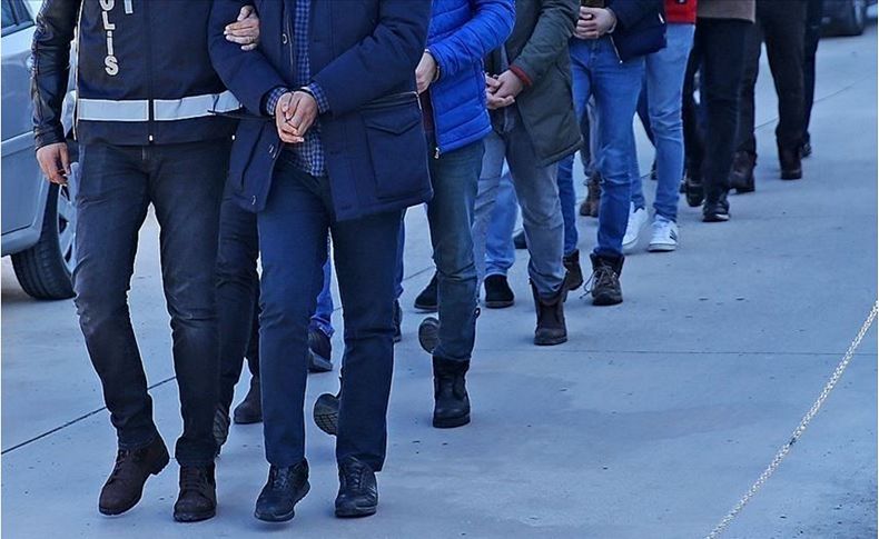 İzmir'de FETÖ'nün hücre evlerine yönelik operasyonda 17 firari sanık ve şüpheli yakalandı