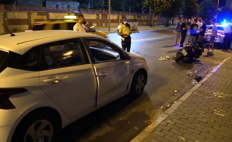 İzmir'de motosiklet otomobile çarptı: 1'i polis kişi 2 yaralandı