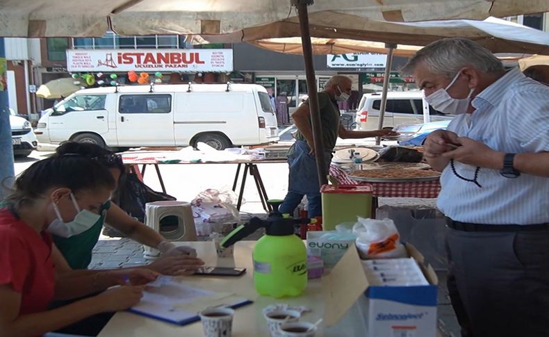 İzmir'de pazar yerinde aşı standı kuruldu
