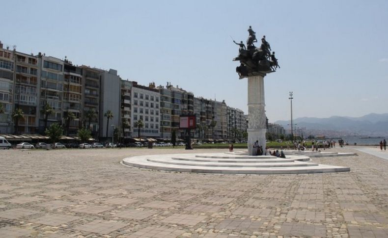 İzmir'de sahiller doldu, kent merkezi boş kaldı